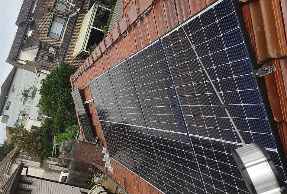 2.59kWp, 7 x 370W, Earlwood, 01b