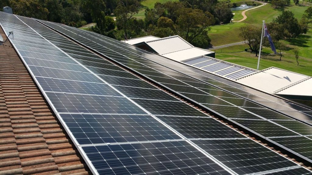 90kWp, 306 x 290W, Seaforth, 06